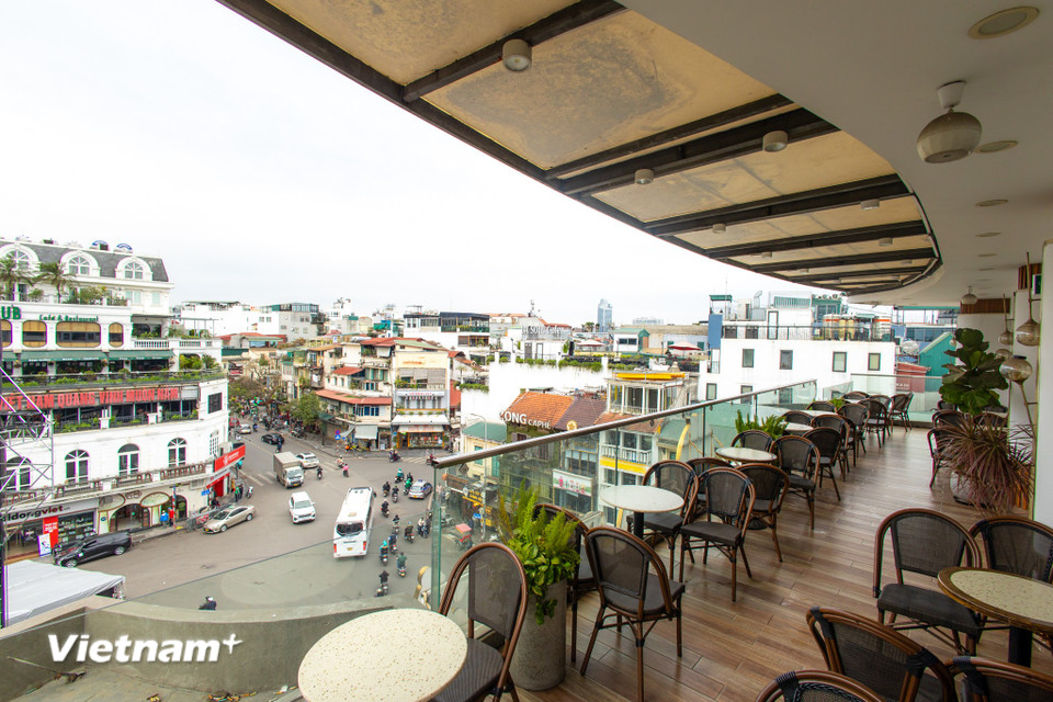 Đối với người dân Thủ đô, tòa nhà không chỉ là một công trình kiến trúc độc đáo mà còn là nơi lý tưởng để thư giãn và tận hưởng vẻ đẹp của Hà Nội từ trên cao. (Ảnh: Minh Sơn/Vietnam+)