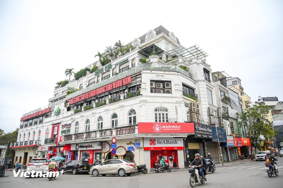 Thành phố cũng yêu cầu các cơ quan nghiên cứu việc thay đổi cảnh quan tòa nhà Long Vân - Hồng Vân, tòa nhà Thủy Tạ, Trung tâm Thông tin văn hóa Hồ Gươm và khu vực nhà dân hiện có; thống nhất nghiên cứu không gian quảng trường tràn đến vỉa hè khu vực xung quanh. (Ảnh: Minh Sơn/Vietnam+)