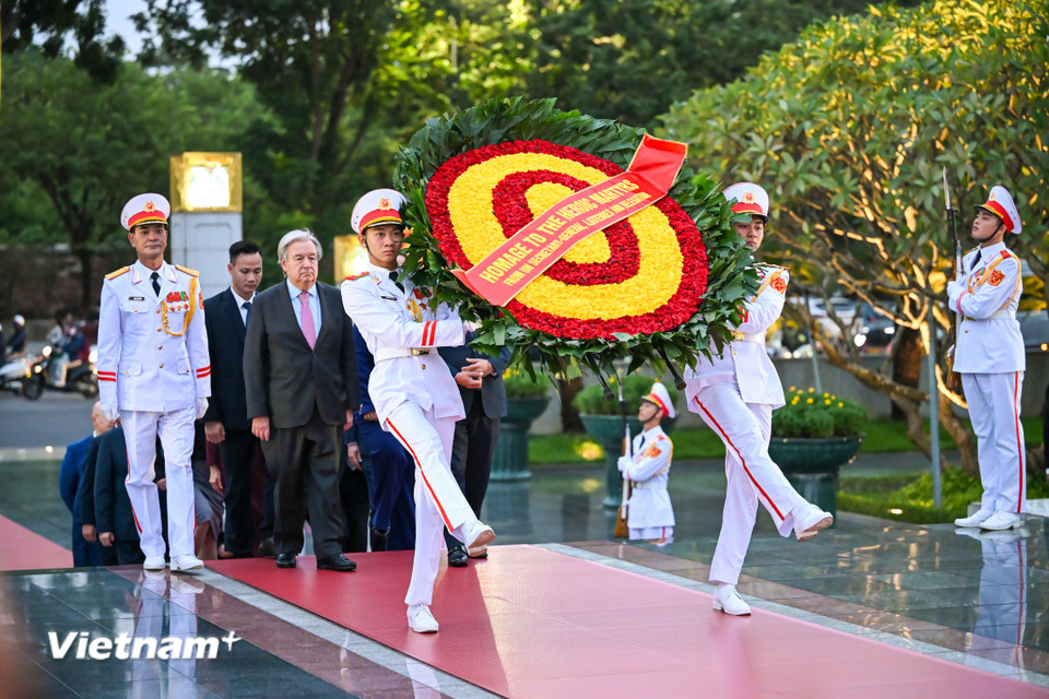 Chuyến thăm của Tổng Thư ký António Guterres diễn ra đúng dịp kỷ niệm 80 năm thành lập Liên hợp quốc (24/10/1945 - 24/10/2025) và kỷ niệm 80 năm Quốc khánh của Việt Nam (2/9/1945 - 2/9/2025). (Ảnh: Minh Sơn/Vietnam+)