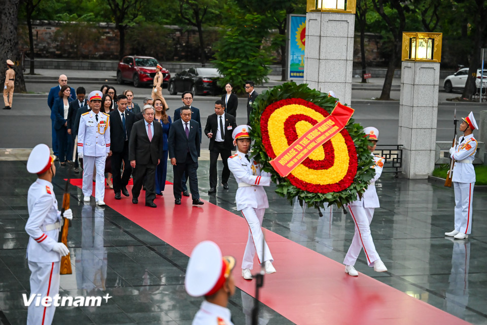 Nghi lễ đặt vòng hoa là hoạt động mở đầu cho chuyến thăm, thể hiện tình cảm trân trọng của Liên hợp quốc đối với lịch sử đấu tranh kiên cường và tinh thần hòa bình của Nhân dân Việt Nam. (Ảnh: Minh Sơn/Vietnam+)