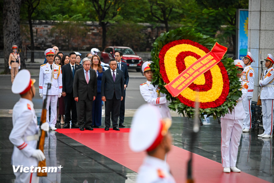 Ngay sau Lễ đón chính thức, ông Guterres cùng phái đoàn Liên hợp quốc và Chủ tịch Uỷ ban Nhân dân thành phố Hà Nội Trần Sỹ Thanh đã đến đặt vòng hoa tại Đài tưởng niệm các Anh hùng liệt sỹ trên đường Bắc Sơn (Hà Nội). (Ảnh: Minh Sơn/Vietnam+)