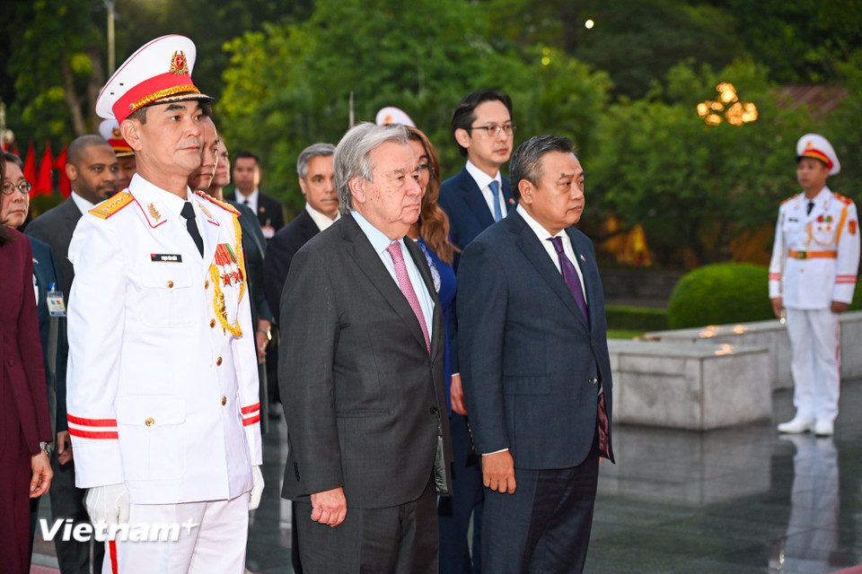 Trên cương vị Tổng thư ký, ông luôn bày tỏ cam kết tăng cường quan hệ Việt Nam - Liên hợp quốc và khẳng định coi Việt Nam là đối tác quan trọng của Liên hợp quốc trên mọi lĩnh vực. Lần gần nhất Tổng thư ký đến thăm chính thức Việt Nam là tháng 10-2022, sau khi tái cử nhiệm kỳ thứ hai (2021-2026). (Ảnh: Minh Sơn/Vietnam+)