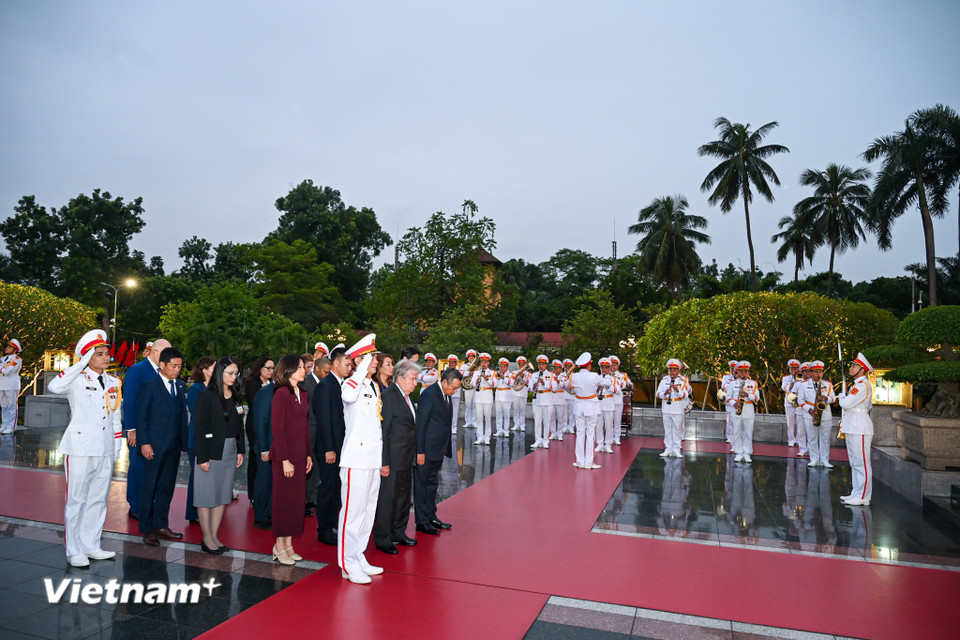 Chuyến thăm của ông António Guterres diễn ra trong bối cảnh Việt Nam và Liên hợp quốc đang tăng cường hợp tác trên nhiều lĩnh vực như ứng phó biến đổi khí hậu, phát triển bền vững, chuyển đổi xanh và bảo đảm an ninh con người. Đây được xem là dịp quan trọng để hai bên tiếp tục khẳng định cam kết cùng hành động vì hòa bình, thịnh vượng và phát triển bền vững trên toàn cầu. (Ảnh: Minh Sơn/Vietnam+)
