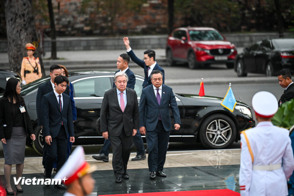 Ngày 24/10, Tổng Thư ký Liên hợp quốc António Guterres đã bắt đầu chuyến thăm chính thức Việt Nam. Ngay trong chiều 24/10, Lễ đón chính thức Tổng Thư ký Liên hợp quốc António Guterres diễn ra trang trọng tại Phủ Chủ tịch do Chủ tịch nước Lương Cường chủ trì. (Ảnh: Minh Sơn/Vietnam+)