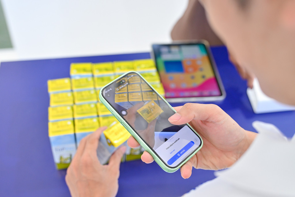 TH là doanh nghiệp tiên phong tham gia cung cấp dữ liệu trên nền tảng NDA Trace - giải pháp truy xuất nguồn gốc của Hiệp hội Dữ liệu quốc gia (NDA) do người Việt phát triển, tích hợp trên các nền tảng quốc gia, ứng dụng công nghệ blockchain (NDA Chain) và định danh phi tập trung (NDA DID). Với công nghệ này, mỗi lô sản phẩm được gắn một mã định danh duy nhất dưới dạng mã QR, không chỉ đảm bảo tính an toàn mà còn giúp dễ dàng xác thực sản phẩm qua từng công đoạn từ sản xuất, nhập khẩu, kiểm định chất lượng, đóng gói, vận chuyển đến bán hàng. (Ảnh: Minh Sơn/Vietnam+)