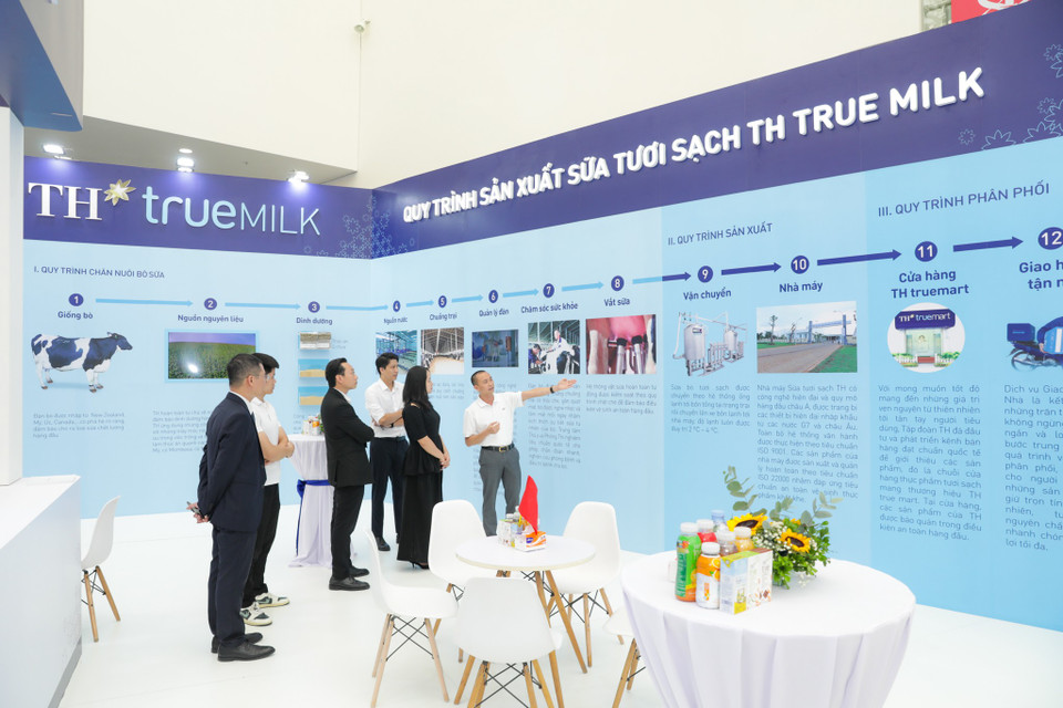 Khách tham quan sẽ được tìm hiểu về quy trình chăn nuôi bò sữa cũng như quy trình sản xuất, phân phối các sản phẩm chế biến từ sữa tươi. (Ảnh: Minh Sơn/Vietnam+)