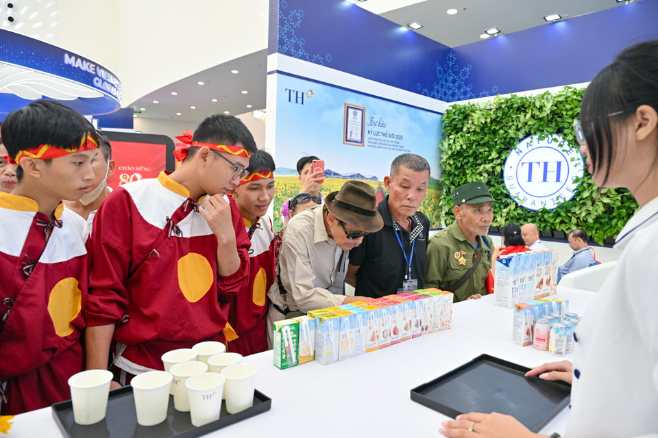 Rất đông khách tham quan đã ghé thăm thưởng thức các sản phẩm của TH True Milk. (Ảnh: Minh Sơn/Vietnam+)