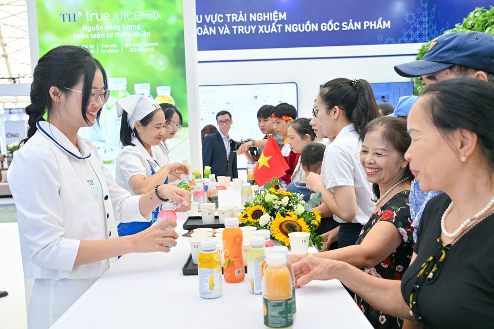 Rất đông khách tham quan đã ghé thăm thưởng thức các sản phẩm của TH True Milk. (Ảnh: Minh Sơn/Vietnam+)