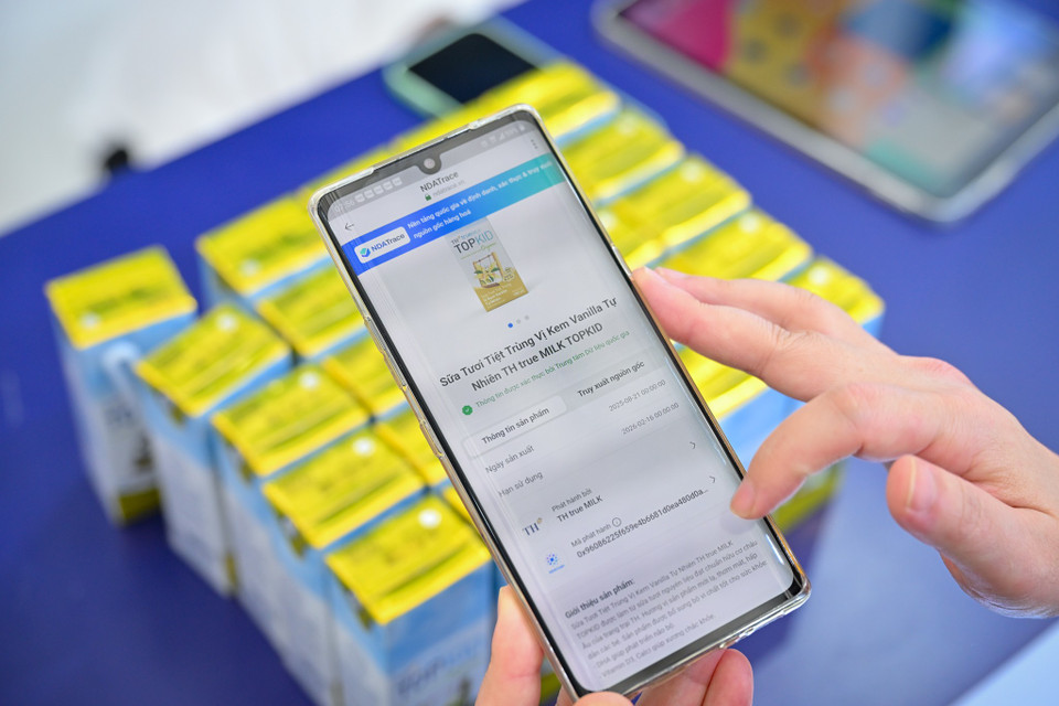 Khách tham quan có thể truy xuất nguồn gốc sản phẩm một cách trực quan bằng cách quét mã QR trên sản phẩm sữa tươi TH true MILK. Kết quả trả về là đầy đủ thông tin lô sữa được xác thực, định danh trên nền tảng NDA Trace như: Trọng lượng, thành phần, thành phần dinh dưỡng, hạn sử dụng, hướng dẫn sử dụng, quy cách đóng gói... (Ảnh: Minh Sơn/Vietnam+)
