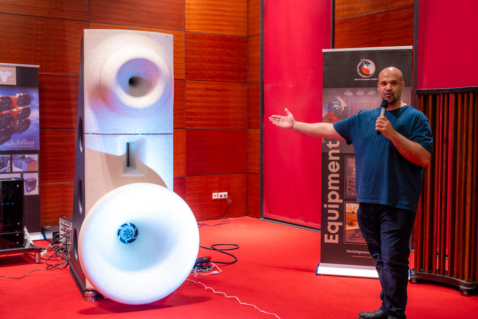 Ông Stavros Danos, chủ sở hữu và nhà thiết kế trưởng của Aries Cerat trực tiếp có mặt tại sự kiện để trình diễn, giao lưu và chia sẻ kinh nghiệm với cộng đồng audiophile. Đây là một cơ hội cực kỳ hiếm gặp, bởi Stavros là một trong những nhân vật được kính trọng nhất ngành hi-end audio.(Ảnh: Minh Sơn/Vietnam+)