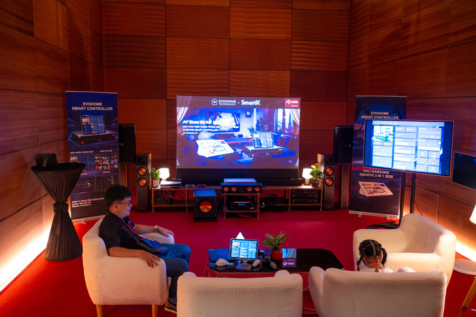 Nhiều đơn vị cũng mang đến các giải pháp điều khiển phòng giải trí đa chức năng, giúp người dùng làm chủ mọi trải nghiệm nghe nhìn đỉnh cao ngay tại gia. Các giải pháp toàn diện gói gọn mọi thứ trong một chạm, từ quản lý nhiều không gian đến tích hợp sâu ứng dụng karaoke chuyên nghiệp, sẵn sàng cho khách tham quan trải nghiệm thực tế. (Ảnh: Minh Sơn/Vietnam+)