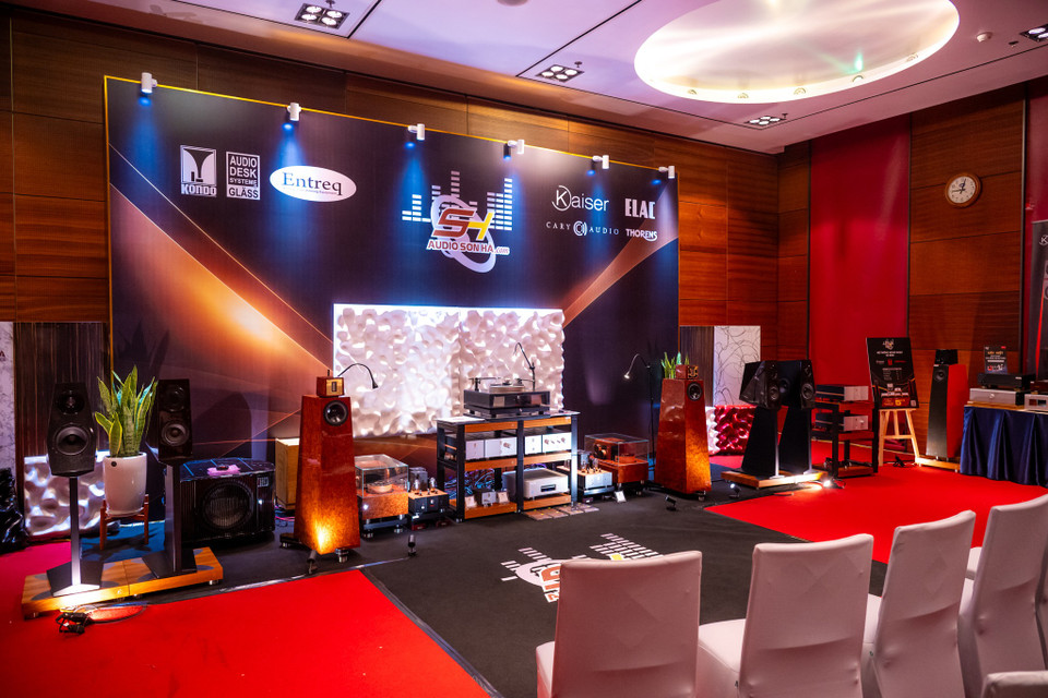 Hàng loạt hệ thống âm thanh hi-end và ultra hi-end, với giá trị từ vài trăm triệu đến hàng tỷ đồng mỗi bộ, bắt đầu được trình diễn tại triển lãm AVShow tại Trung tâm Hội nghị Quốc gia Hà Nội từ ngày 13/12. Nhiều trong số này thuộc nhóm thiết bị hiếm, lần đầu xuất hiện tại Việt Nam, nhắm tới cộng đồng người yêu âm thanh và những người chơi âm thanh cao cấp. (Ảnh: Minh Sơn/Vietnam+)