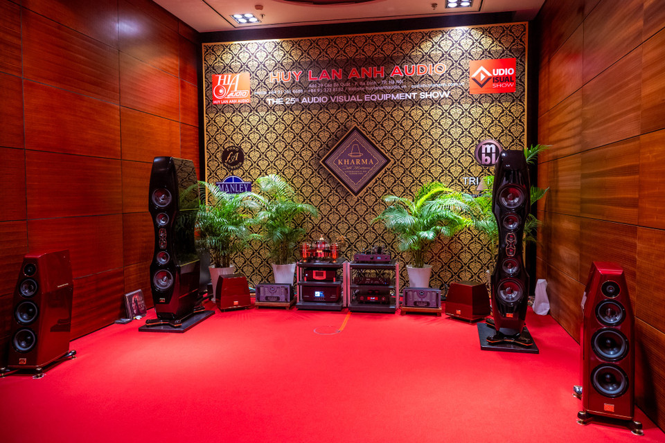 Năm nay, Huy Lan Anh Audio mang đến sự kiện Kharma Enigma Veyron EV-2D - một trong những đôi loa huyền thoại và đẳng cấp nhất từng được chế tác. (Ảnh: Minh Sơn/Vietnam+)