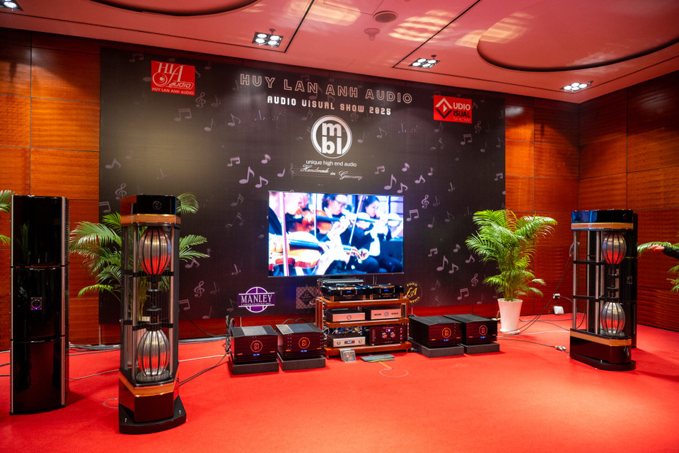 Bên cạnh đó, phòng demo còn là nơi tỏa sáng của siêu phẩm MBL 101 X-Treme MKII Radialstrahler System - kiệt tác Đức với Cấu trúc loa cầu Radialstrahler 360 độ. (Ảnh: Minh Sơn/Vietnam+)