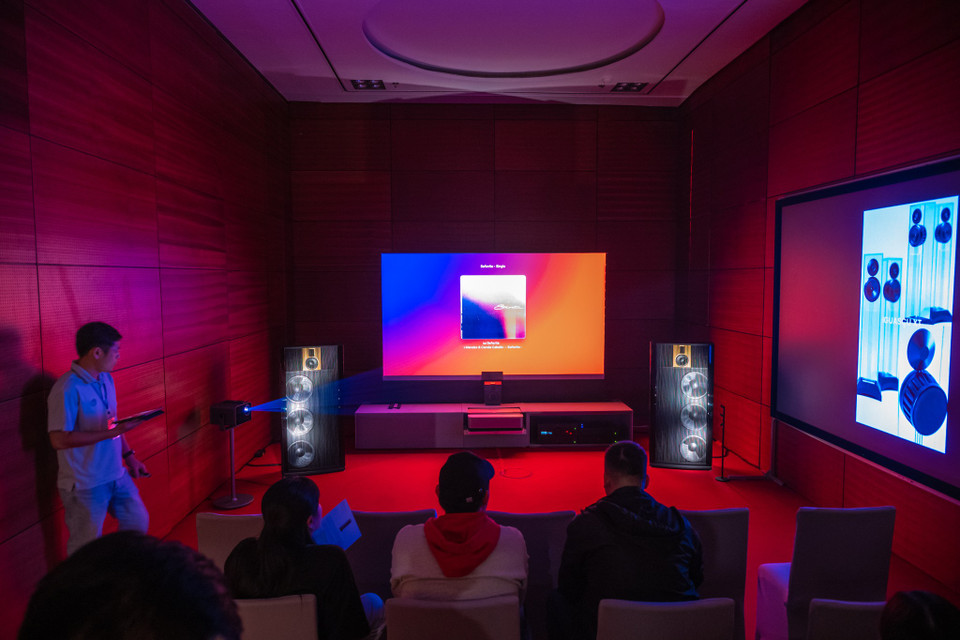 Một phòng giải trí đa chức năng với âm thanh, máy chiếu giúp người xem được thoả mãn mọi giác quan. (Ảnh: Minh Sơn/Vietnam+)