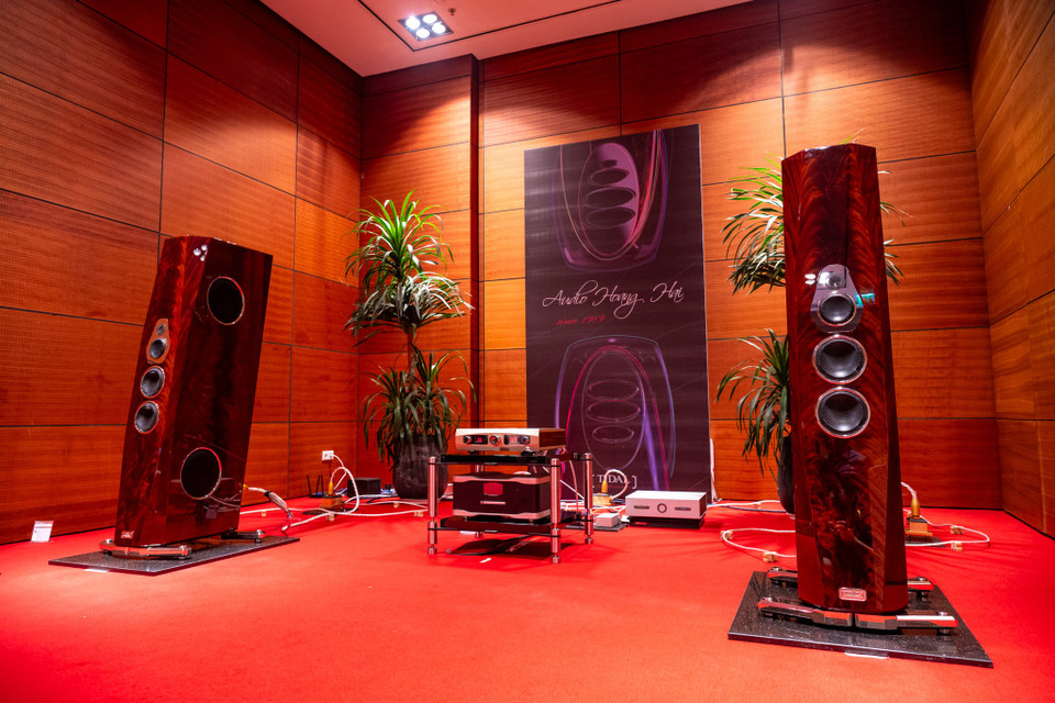 Một bộ thiết bị nổi tiếng cao cấp khác là TIDAL for Bugatti MC1 - bộ giải mã nhạc số hiếm, được sản xuất với tiêu chuẩn tương đương các dòng siêu xe được Audio Hoàng Hải mang tới giới thiệu tại Triển lãm. (Ảnh: Minh Sơn/Vietnam+)