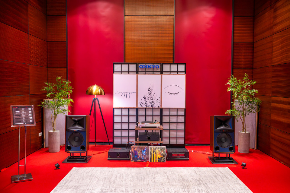 Bà Đỗ Như Quỳnh, đại diện đơn vị tổ chức cho biết, việc thu hút các sản phẩm cao cấp, độc đáo đến trình diễn tại sự kiện, nhằm tạo điểm nhấn cho lần thứ 25 của AVShow. Mỗi năm, sự kiện này thường được tổ chức hai lần, tại Hà Nội và Thành phố Hồ Chí Minh thu hút hàng chục nghìn khách tham dự. (Ảnh: Minh Sơn/Vietnam+)