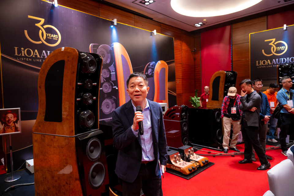 Ông Nguyễn Chí Linh chủ thương hiệu LiOA giới thiệu về dòng loa "made in Vietnam" với 30 năm phát triển. (Ảnh: Minh Sơn/Vietnam+)