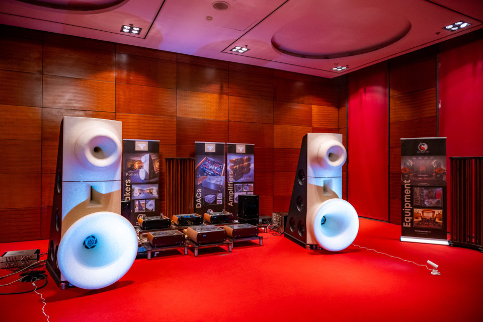 Black Dragon Audio giới thiệu hệ thống ultra hi-end đến từ Aries Cerat - thương hiệu được giới chuyên môn quốc tế đánh giá thuộc nhóm hàng đầu thế giới. Người tham dự cũng lần đầu có thể trao đổi trực tiếp với Stavros Danos, chủ sở hữu kiêm thiết kế trưởng của thương hiệu này . (Ảnh: Minh Sơn/Vietnam+)