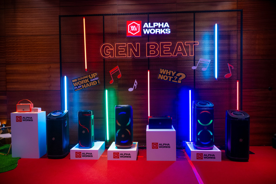 Nhà phân phối PGI tạo khu trải nghiệm với nhiều phân khu theo nhu cầu sử dụng, từ loa di động, tai nghe, loa tiệc dành cho giới trẻ đến hệ thống nghe nhìn gia đình và các phối ghép cao cấp. Một số sản phẩm như loa cổ điển, hệ thống âm thanh all-in-one, hệ thống phòng giải trí thông minh, rạp chiếu phim tại gia, cũng sẽ được trình diễn tại các phòng trong sự kiện lần này. (Ảnh: Minh Sơn/Vietnam+)