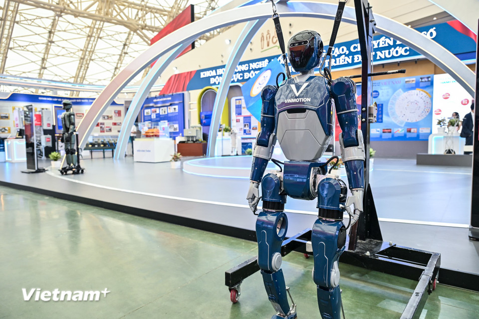 Mẫu robot hình người được phát triển bởi nhóm kỹ sư Việt Nam đã trở thành điểm nhấn thu hút đông đảo người dân. Robot có khả năng di chuyển linh hoạt, nhận diện gương mặt và giao tiếp cơ bản với khách tham quan. (Ảnh: Minh Sơn/Vietnam+)