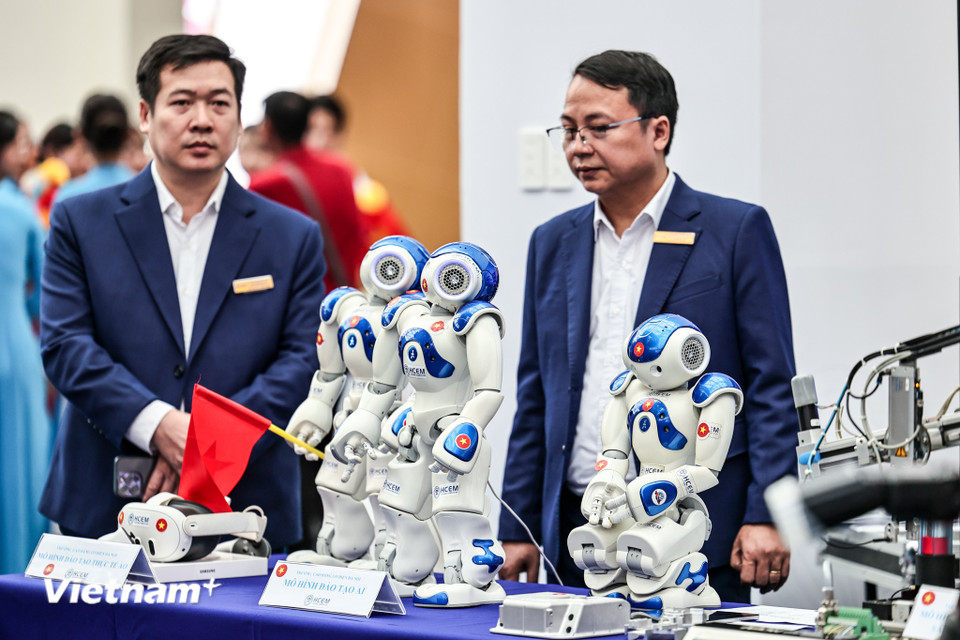 Hàng loạt cỗ máy như robot hình người, robot chó, cánh tay robot, robot vận chuyển,... xuất hiện tại triển lãm thu hút sự quan tâm của khách tham quan. (Ảnh: Minh Sơn/Vietnam+)