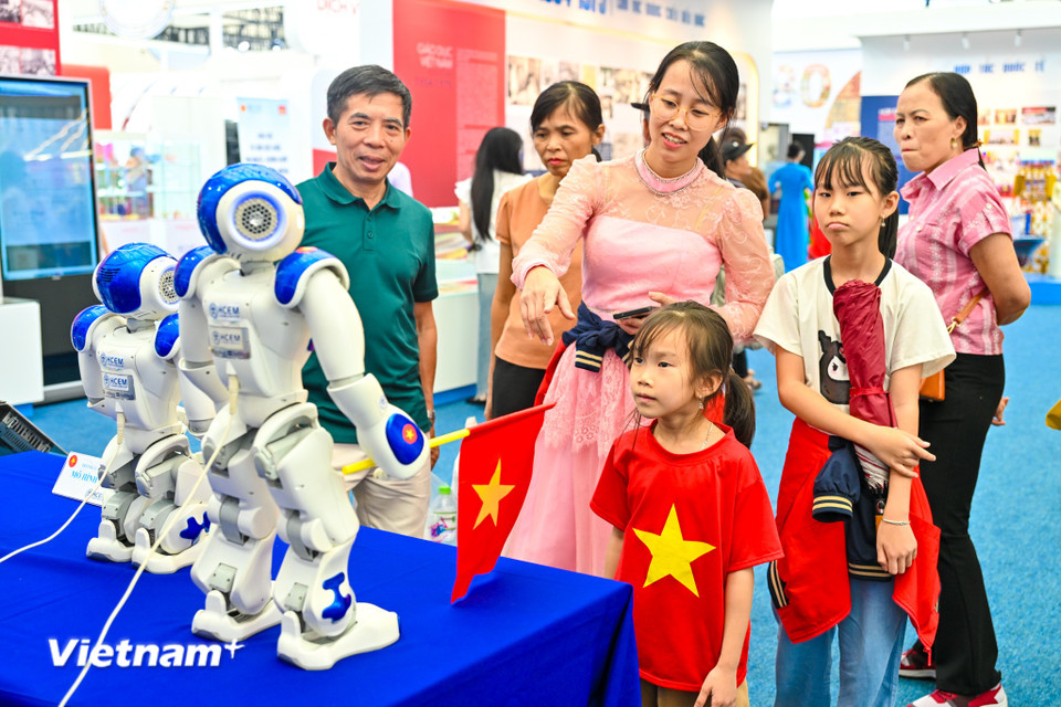 Robot và tự động hóa nằm trong số 11 nhóm công nghệ chiến lược, được Thủ tướng ban hành danh mục hồi tháng 6/2025, với mục tiêu có thể làm chủ công nghệ, phát triển sản phẩm. Thực tế từ nhiều năm qua, một số đơn vị tại Việt Nam đã tham gia lĩnh vực và có những sản phẩm nhất định. (Ảnh: Minh Sơn/Vietnam+)