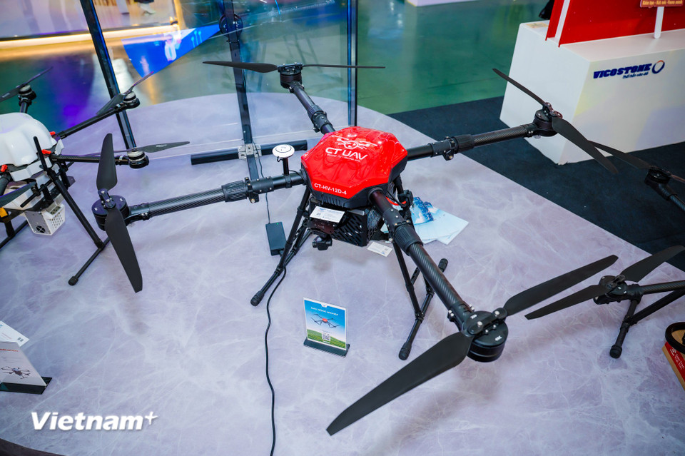 Mẫu UAV này được giới thiệu như minh chứng rõ ràng cho khả năng tự thiết kế, chế tạo và thương mại hóa thiết bị bay không người lái. Một số dòng UAV đã được xuất khẩu sang các thị trường quốc tế, khẳng định vị thế mới của Việt Nam trong chuỗi cung ứng công nghệ hàng không thế hệ mới. (Ảnh: Minh Sơn/Vietnam+)