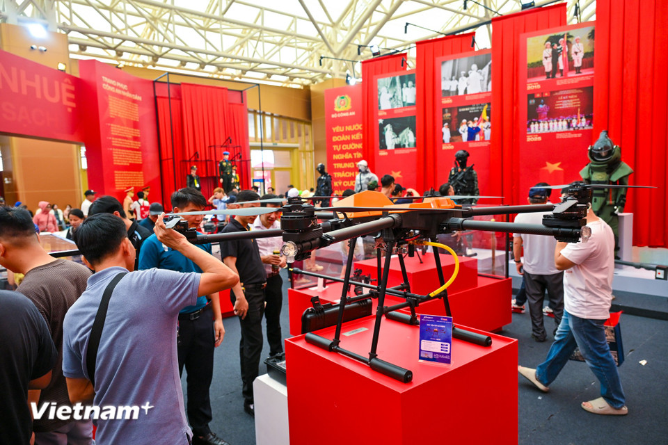 Triển lãm năm nay cũng là 'sân chơi lớn' cho các dòng UAV nội địa, phản ánh bước tiến vượt bậc trong lĩnh vực hàng không không người lái của Việt Nam. Nhiều doanh nghiệp đã mang đến các mẫu UAV trinh sát, UAV cảm tử, UAV vận tải hạng nặng và drone dân dụng, không chỉ phục vụ quốc phòng mà còn ứng dụng vào logistics, nông nghiệp công nghệ cao, và giám sát đô thị. (Ảnh: Minh Sơn/Vietnam+)