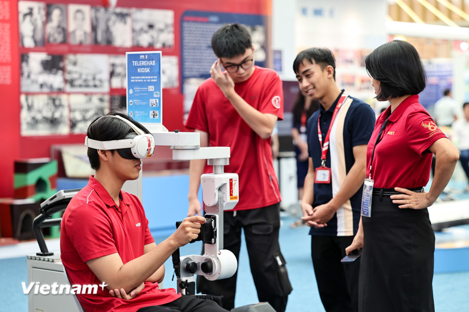 Công nghệ VR, AR cũng được 'trình diễn' tại rất nhiều gian hàng tại Triển lãm. (Ảnh: Minh Sơn/Vietnam+)