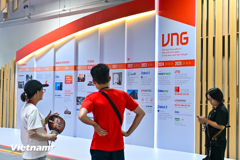 Tập đoàn này cũng mang đến một không gian trưng bày ấn tượng, tái hiện hành trình 21 năm tiên phong công nghệ qua Bức Tường Thời Gian. Không gian này khắc họa bốn giai đoạn phát triển then chốt: PC Internet, Mobile, Cloud và AI. (Ảnh: Minh Sơn/Vietnam+)