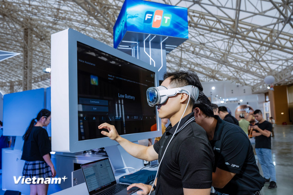 Nhiều giải pháp, ứng dụng công nghệ tiêu biểu AI được FPT giới thiệu như trợ lý số AI agents trong quản trị, vận hành, giám sát; Smart AI Cabin - buồng lái AI thông minh trong công nghệ ôtô; QaiDora Vision (Q.Vision) và FPT Camera AI giám sát an ninh... (Ảnh: Minh Sơn/Vietnam+)