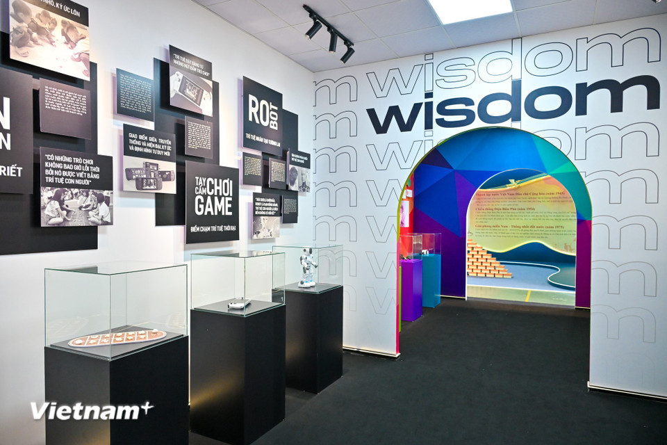 Triển lãm “Game is Good” dẫn dắt người xem qua một dòng chảy kết nối quá khứ - hiện tại - tương lai, để thấy rõ sự phát triển của ngành game đã và đang đóng góp mạnh mẽ vào sự lớn mạnh của đất nước. (Ảnh: Minh Sơn/Vietnam+)