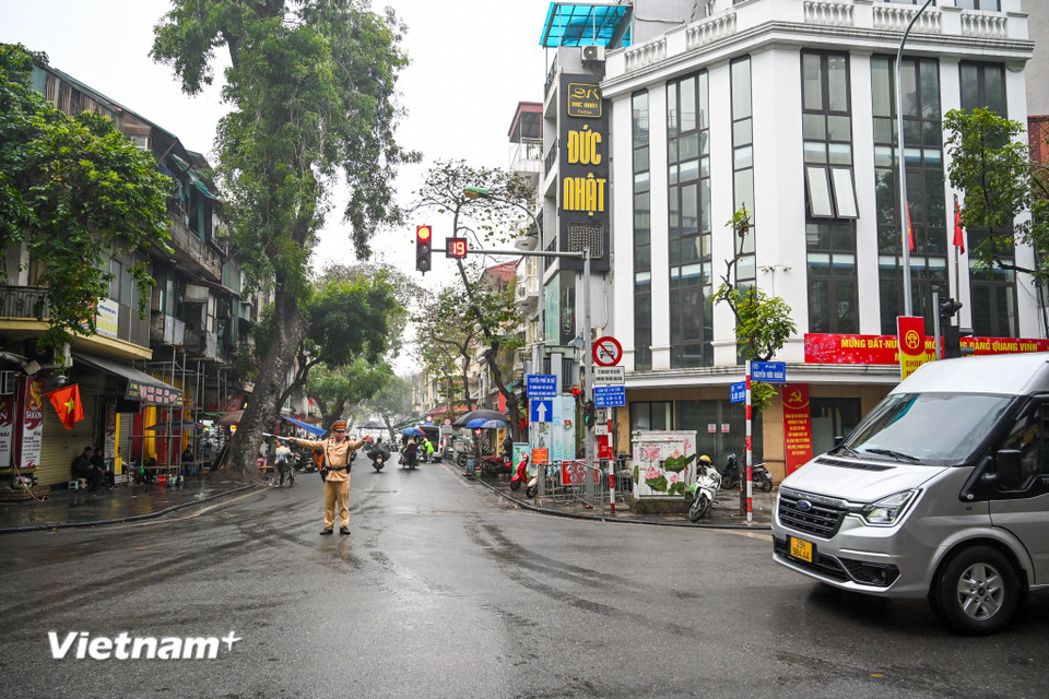 Từ sớm lực lượng chức năng đã có mặt để điều tiết, hướng dẫn các xe ôtô trên 16 chỗ đi đúng theo quy định. (Ảnh: Minh Sơn/Vietnam+)