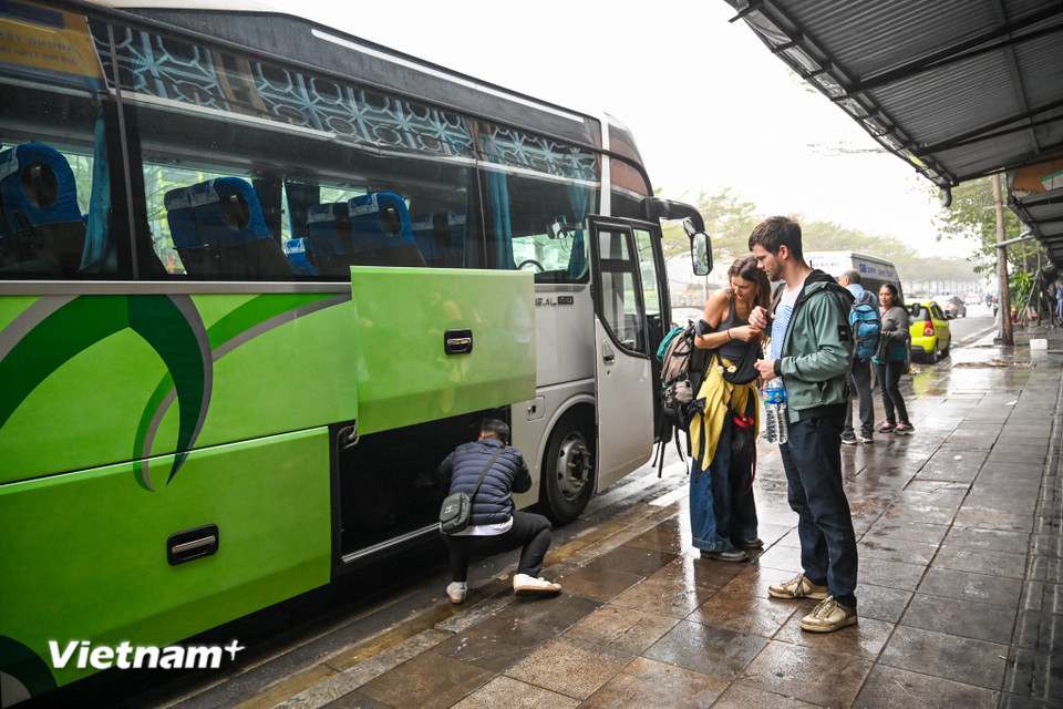 Trong khi các cửa hàng, khách sạn, cơ sở lưu trú quy mô vừa và nhỏ không bị ảnh hưởng nhiều bởi quy định mới, một số khách sạn lớn đang tìm cách thuận tiện nhất để đón đoàn khách đông vào khu vực cấm giờ cao điểm. (Ảnh: Minh Sơn/Vietnam+)