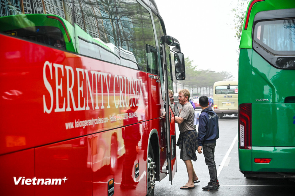 Thậm chí nhiều xe phải chạy lòng vòng đợi từng lượt khách đến đón rồi tiếp tục di chuyển vì không đủ chỗ đỗ. (Ảnh: Minh Sơn/Vietnam+)