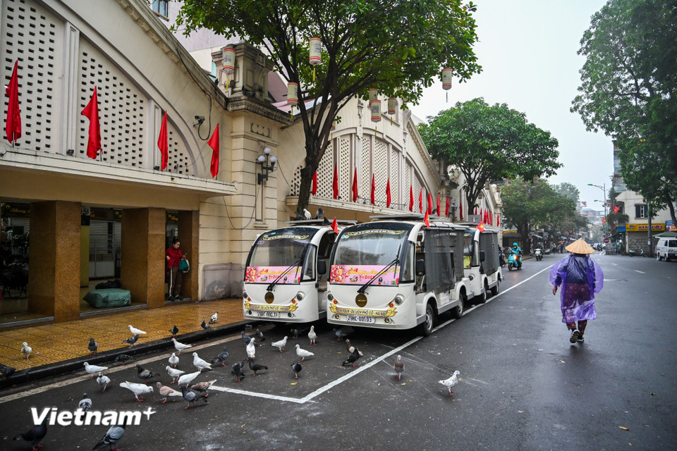 Tuy nhiên khu vực đón trả khách tại đây lại bị hàng loạt xe điện đỗ vào. (Ảnh: Minh Sơn/Vietnam+)