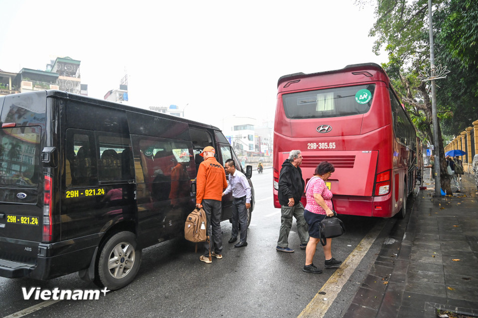 Các xe từ 16 chỗ trở xuống đưa đón khách tại các điểm trung chuyển trên phố Trần Quang Khải. (Ảnh: Minh Sơn/Vietnam+)