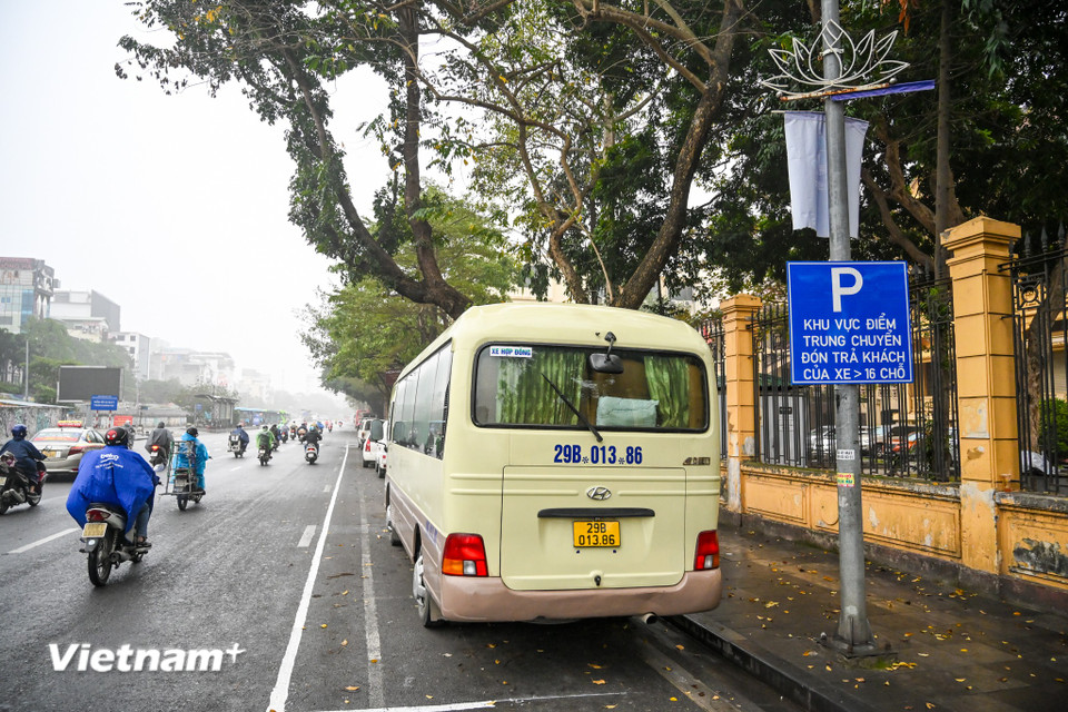 Tại khu vực đường Trần Khánh Dư trước cổng Bảo tàng Lịch sử Quốc gia thời điểm 7 giờ sáng ghi nhận hàng loạt xe con, xe từ 16 chỗ trở xuống đỗ vào khu vực trung chuyển đã kẻ vạch. (Ảnh: Minh Sơn/Vietnam+)