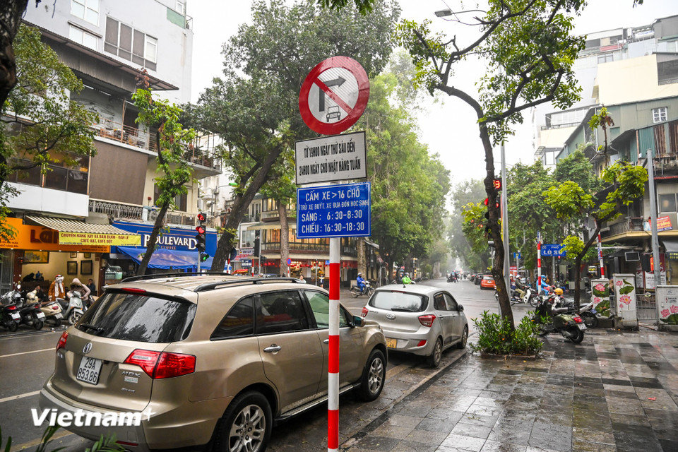 Hà Nội áp dụng cấm xe trên 16 chỗ với các tuyến phố bên phải trục đường bao, gồm Đinh Tiên Hoàng (đoạn từ Hàng Dầu đến Hàng Đào) - Hàng Đào - Hàng Ngang - Hàng Đường - Đồng Xuân - Hàng Giấy trở vào trong khu vực phố cổ. Các tuyến phố bên phải trục đường bao, gồm Hàng Đậu - Trần Nhật Duật (đoạn Hàng Đậu - Nguyễn Hữu Huân) - Nguyễn Hữu Huân trở vào trong khu vực phố cổ. Bên cạnh đó còn có các phố Quang Trung (đoạn Tràng Thi tới Nhà Chung) - Nhà Chung - Lý Quốc Sư; Nhà Thờ, Hàng Trống, Ấu Triệu, Bảo Khánh, ngõ Hàng Hành, ngõ Bảo Khánh. (Ảnh: Minh Sơn/Vietnam+)