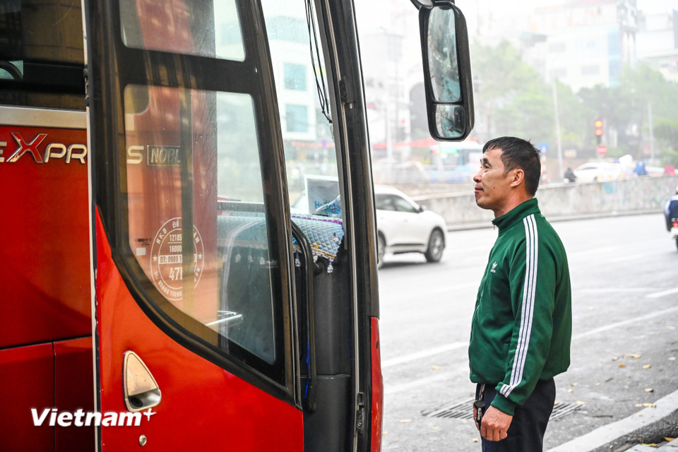 Lái xe Hà Mạnh Hùng chuyên chạy xe 45 chỗ tuyến Hà Nội-Hạ Long cho biết đang chờ 4 lượt xe 16 chỗ gom khách từ khách sạn đến điểm trung chuyển. 'Thay vì 7 giờ 30 vào đón, 8 giờ xuất phát nhưng đến 8 giờ 30 xe tôi mới có được nửa số khách khiến lịch trình bị thay đổi rất nhiều," anh Hùng chia sẻ. (Ảnh: Minh Sơn/Vietnam+)