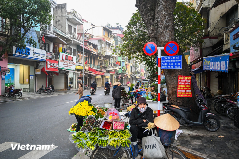 Khu vực chợ Đồng Xuân cũng là 1 trong 6 điểm trung chuyển cho xe trên 16 chỗ đón trả khách. (Ảnh: Minh Sơn/Vietnam+)