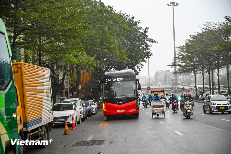 Nhiều khu vực trung chuyển tập trung nhiều ôtô du lịch đón trả khách khiến nhiều xe không có chỗ đỗ. (Ảnh: Minh Sơn/Vietnam+)