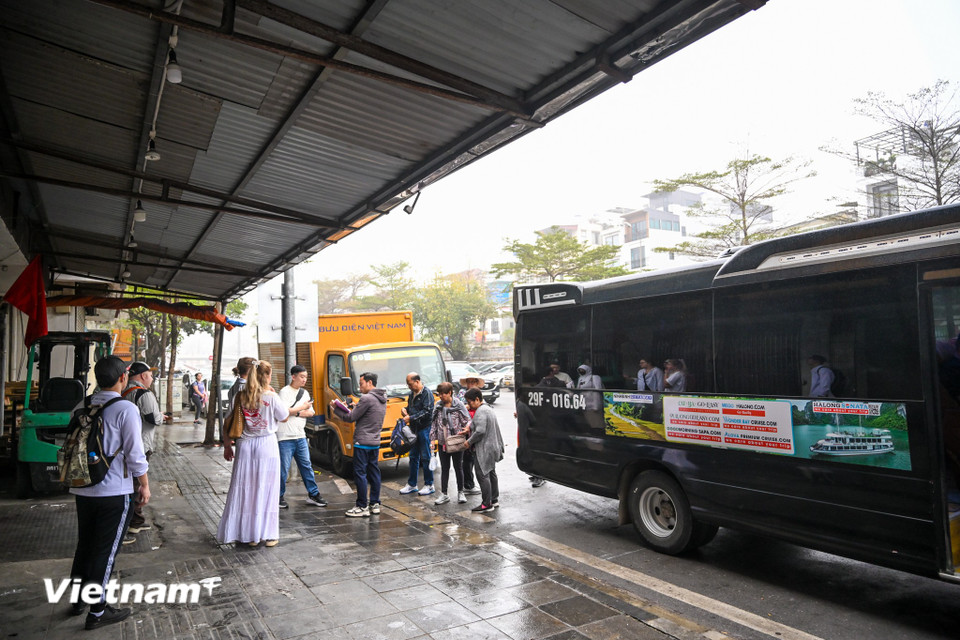 Việc cấm xe trên 16 chỗ vào giờ cao điểm nhận được sự quan tâm, phản ứng trái chiều từ công chúng. (Ảnh: Minh Sơn/Vietnam+)