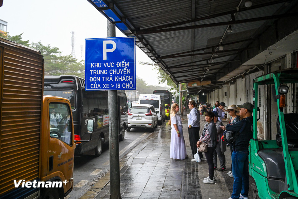 Nhiều đoàn khách du lịch mòn mỏi chờ nhà xe gom đủ khách để tiếp tục hành trình. (Ảnh: Minh Sơn/Vietnam+)
