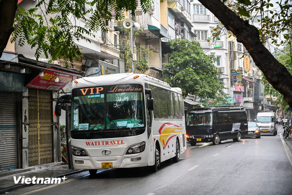 Từ 1/3/2025, ôtô trên 16 chỗ chỉ được hoạt động theo khung giờ ở phố cổ, hồ Gươm (Hà Nội) trừ xe buýt và xe đưa đón học sinh. Theo phương án thí điểm, thành phố cấm xe ô tô trên 16 chỗ (trừ xe buýt, xe đưa đón học sinh) lưu thông trong giờ cao điểm sáng từ 6h30 đến 8h30 và chiều từ 16h30 đến 18h30. (Ảnh: Minh Sơn/Vietnam+)