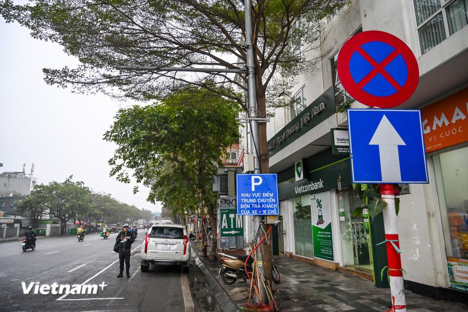 Điểm trung chuyển tại khu vực Trần Nhật Duật (đoạn từ phố Cao Thắng đến Ô Quan Chưởng) thời điểm 7 giờ sáng vắng bóng xe du lịch trên 16 chỗ. (Ảnh: Minh Sơn/Vietnam+)