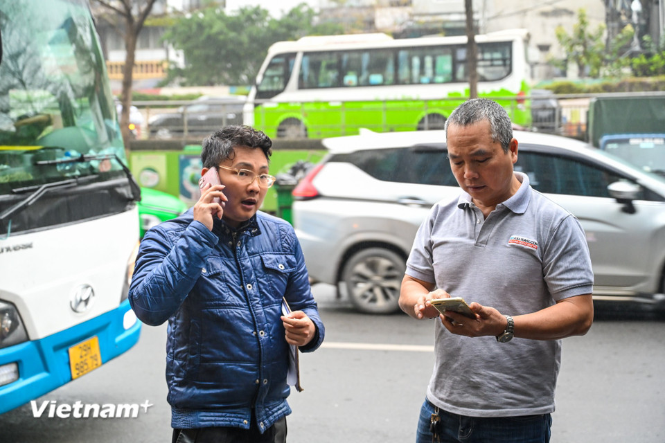 Anh Quân, một lái xe du lịch 30 chỗ cho hay từ lúc triển khai cấm xe của mình vào khu vực phố cổ khiến việc đón trả khách khó khăn hơn. 'Nhiều khách sạn không có xe trung chuyển nên tôi với hướng dẫn viên du lịch phải nhờ khách gọi taxi ra điểm đỗ.' (Ảnh: Minh Sơn/Vietnam+)