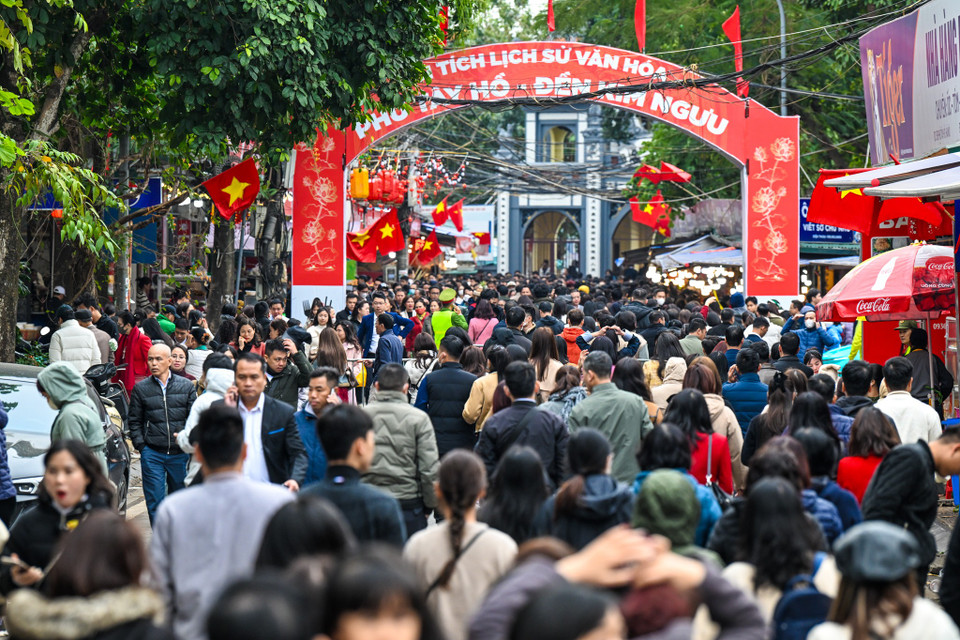 Sau kỳ nghỉ Tết Nguyên đán Ất Tỵ 2025, người dân Hà Nội nô nức đến các ngôi chùa linh thiêng để cầu bình an, hạnh phúc trong năm mới. Trong ngày đầu tiên đi làm sau Tết, các ngôi chùa lớn như Trấn Quốc, Phủ Tây Hồ đông nghịt người đến dâng lễ, thắp hương. (Ảnh: Minh Sơn/Vietnam+)