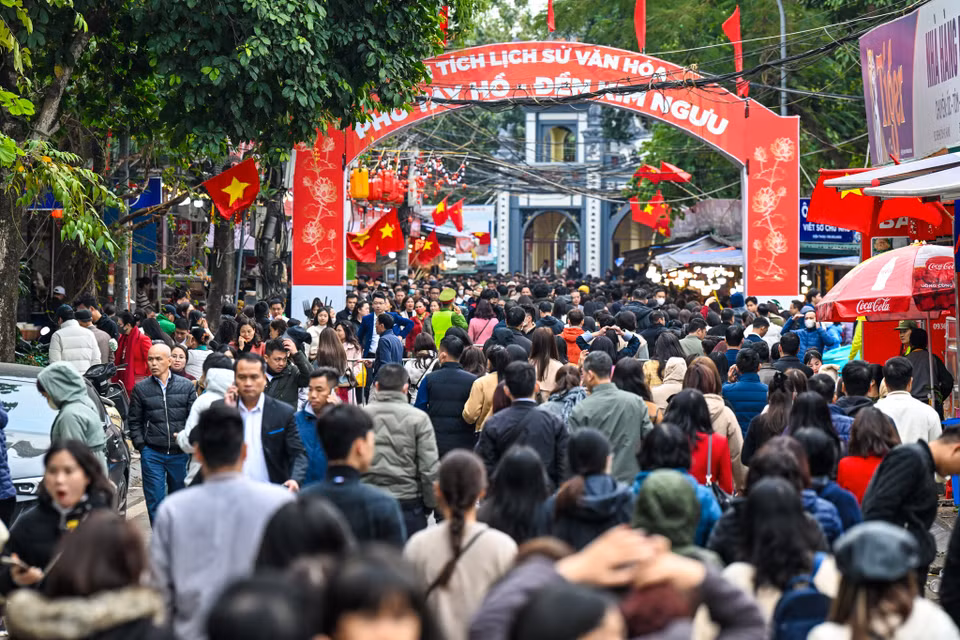 Sau kỳ nghỉ Tết Nguyên đán Ất Tỵ 2025, người dân Hà Nội nô nức đến các ngôi chùa linh thiêng để cầu bình an, hạnh phúc trong năm mới. Trong ngày đầu tiên đi làm sau Tết, các ngôi chùa lớn như Trấn Quốc, Phủ Tây Hồ đông nghịt người đến dâng lễ, thắp hương. (Ảnh: Minh Sơn/Vietnam+)